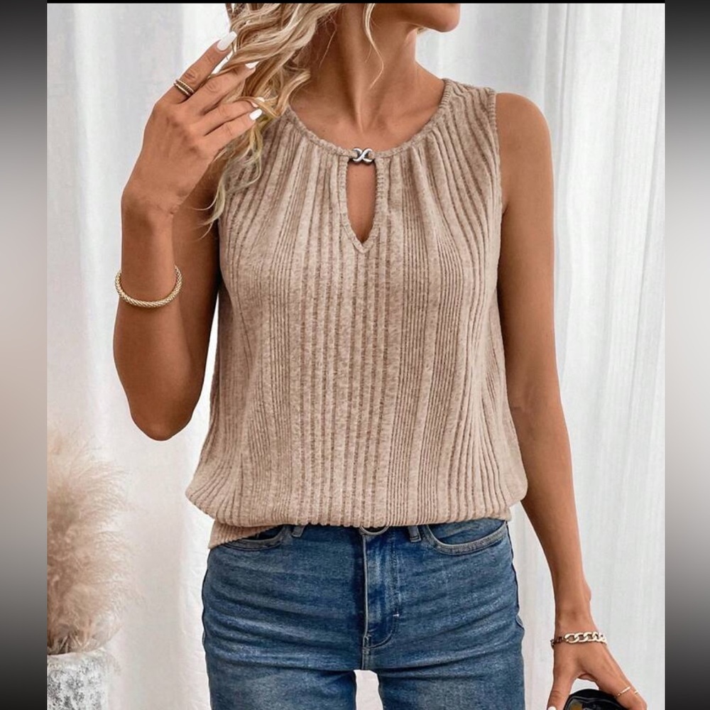 SHEIN LUNE Solid Keyhole
Neck Rib-Knit Tank Top
Camel / XL(12)